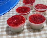Foto langkah ke 4 dari resep Puding Susu Stroberi.