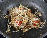 Foto langkah ke 4 dari resep Pork Stir Fry Beansprouts on Lettuce (Lettuce Siram Tumis Babi Toge).