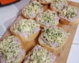 รูปขั้นตอนการทำที่ 2 ของ ขนมปังฝรั่งเศสแท่ง Baguette อบเนยกระเทียมหน้าแฮมชีสเบคอน