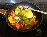 Foto del paso 1 de la receta: Salsa casera de aguacate a los tres pimientos