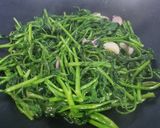 Hình bước làm 1 của món Rau muống xào tỏi