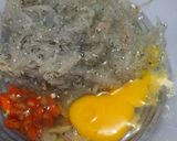 Foto langkah ke 2 dari resep Teri nasi basah goreng telur.