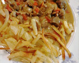 Foto del paso 9 de la receta: Salteado de carne de cerdo con patatas fritas