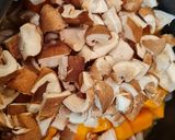 Foto del paso 3 de la receta: Chipirones guisados con calabaza, setas y gambas
