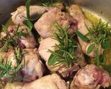 Foto del paso 1 de la receta: Pollo aromatizado con salvia y romero