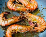 Foto langkah ke 5 dari resep Garlic Butter Prawns.