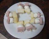 Foto del paso 1 de la receta: Tupper de ensalada con banderilla de pavo, mozzarella y pera