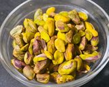 काजू पिस्ता स्वीट (kaju pista sweet recipe in Hindi) रेसिपी चरण 1 फोटो
