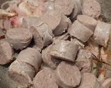 Une image de l'étape 1 de Rougail saucisses de la Réunion.