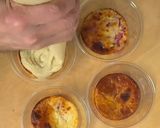 Foto del passaggio 5 della ricetta Tortino allo Yogurt e Lamponi con Crema Inglese al Latte Condensato