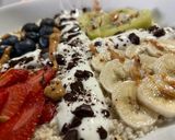 Foto del passaggio 1 della ricetta Porridge con frutta, yogurt e cioccolato 🫐🍓🍌🥝🍫🥜