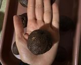 Foto del paso 7 de la receta: Cookies de cacao rellenas de chocolate blanco y salsa de arándanos🫐 🍪