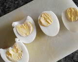 Foto del paso 3 de la receta: Huevos rellenos de atún y gambas con salsa de mango al curry