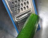 Foto del paso 1 de la receta: 🥧Pastel de calabacín 🥒y zanahorias 🥕 ralladas 🍅🧀