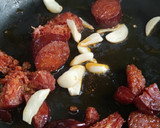 Foto del paso 3 de la receta: Garbanzos salteados con chorizo (albahaca, tomillo y orégano)