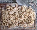 Foto del paso 4 de la receta: Tallarines caseros al huevo con albóndigas de película