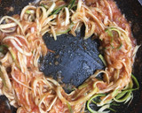 Foto del paso 2 de la receta: Calabacita con huevo en salsa roja