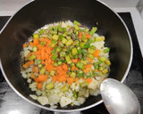 Foto del paso 2 de la receta: Guiso de pollo🍗 con patatas🥔 y espárragos🍲