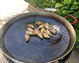 Foto del paso 1 de la receta: Paella mixta de pollo y gambones