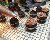 Foto langkah ke 18 dari resep Cupcake Coklat Super Gampang (tanpa telur tanpa susu).