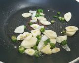 A picture of step 1 of Cheesy spinach omelette.