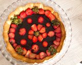 Foto del passaggio 5 della ricetta Crostata con crema al cioccolato e fragole
