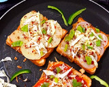 चीजीं वेज ब्रेड पिज़्ज़ा (Cheesy veg bread pizza recipe in Hindi) रेसिपी चरण 8 फोटो