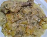 Foto del paso 4 de la receta: Pollo al verdeo con crema y papas al horno
