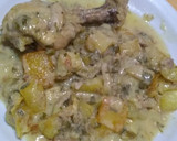 Foto del paso 4 de la receta: Pollo al verdeo con crema y papas al horno