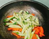 Hình bước làm 3 của món Mì chiên giòn xào giấm