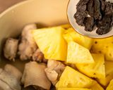 【老菜脯蘆筍鳳梨雞湯】春分節氣燉湯，高纖香甜抗氧化的食譜步驟2照片