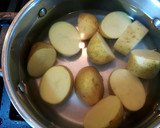 Foto del paso 1 de la receta: Patatas con mantequilla y romero