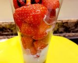 Foto del paso 3 de la receta Fresones con nata y salsa de chocolate