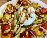Une image de l'étape 7 de Salade de patate douce rôtie, guacamole, Shakshuka Omie, oignons rouges, burrata et pistaches.