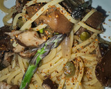 Foto del paso 8 de la receta: Espaguetis con champiñones, ajos, cayena y alcaparras
