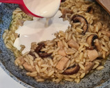 Foto del paso 5 de la receta: Risotto de pollo y champiñones con nata