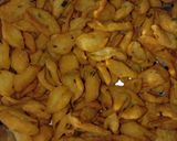 Foto langkah ke 7 dari resep Kue bawang gunting/ Kripik Bawang Renyah.
