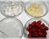 Hình bước làm 1 của món Chè hạ nhiệt : bạch quả, hạt sen và táo tàu