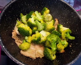 Foto del paso 4 de la receta: Pechuga de pollo con brócoli