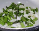 Foto del paso 2 de la receta Ensalada tibia veraniega con espárragos y salmón para cena ligera