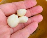 Hình bước làm 2 của món Bắp cải nướng tỏi và dầu ô liu chay bất bại!