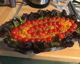 Une image de l'étape 8 de Salade de carottes, tomates et feuille de chêne rouge.