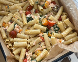 Foto del paso 3 de la receta: Pasta de salmón, espinacas, cherry con queso feta