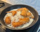 Foto langkah ke 2 dari resep Sayap Ayam Goreng dengan Oseng Bawang.