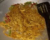 Foto langkah ke 4 dari resep Mie goreng spesial.