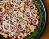 Hình bước làm 4 của món Pizza Cá Ngừ Hộp & Mozzarella Tươi