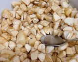 Szarlotka na biszkopcie krok przepisu 2 zdjęcie