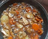 Foto del paso 3 de la receta: Merluza con un salteado de patata, ajo, zanahoria y champiñones
