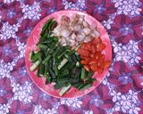 A picture of step 1 of Bhindi do pyaaza.