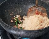 รูปขั้นตอนการทำที่ 6 ของ บะหมี่ผัดกะเพราไข่ลวก